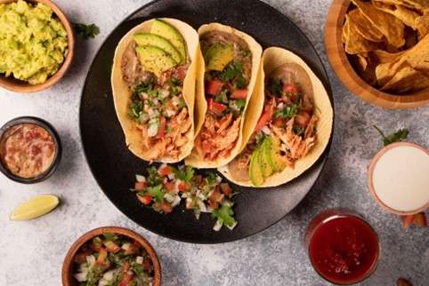 Tacos de pollo con salsa de fríjol