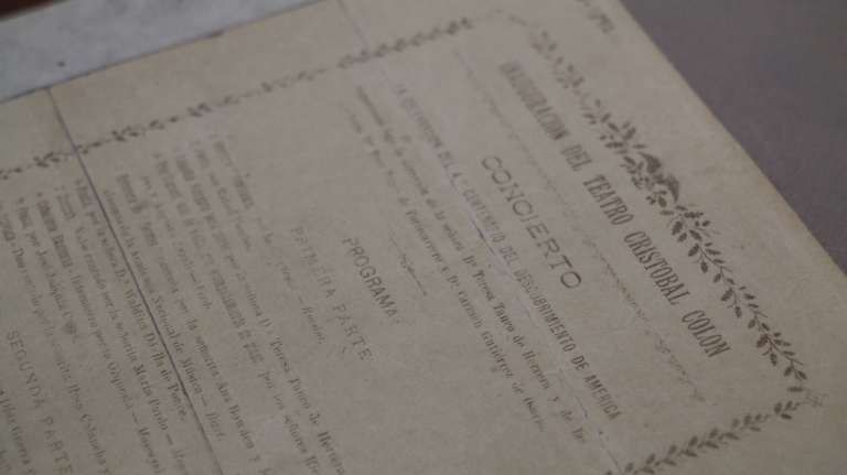 Fotografías de los objetos sagrados en la Biblioteca Nacional.