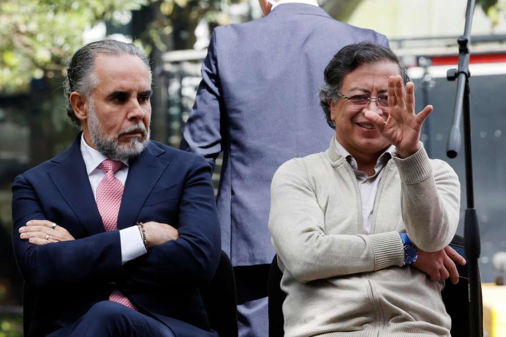 AME8528. BOGOTÁ (COLOMBIA), 25/06/2025.- El presidente de Colombia, Gustavo Petro (d), saluda junto al ministro del Interior Armando Benedetti en un acto este miércoles, en Bogotá (Colombia). Petro firmó la ley de la reforma laboral, cinco días después de que el Congreso aprobara esta iniciativa que se convirtió en una de las mayores victorias legislativas de su Gobierno. EFE/ Mauricio Dueñas Castañeda