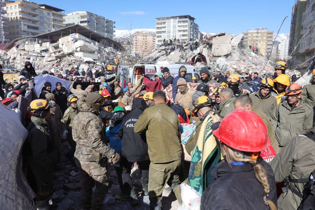 Kahramanmaras (Turkey), 08/02/2023.- Israeli and Turkish rescue teams evacuate a man from a collapsed building at the city of Kahramanmaras, southeastern Turkey, 08 February 2023. More than 11,000 people have died and thousands more injured after two major earthquakes struck southern Turkey and northern Syria on 06 February. Authorities fear the death toll will keep climbing as rescuers look for survivors across the region. (Terremoto/sismo, Siria, Turquía, Estados Unidos) EFE/EPA/ABIR SULTAN