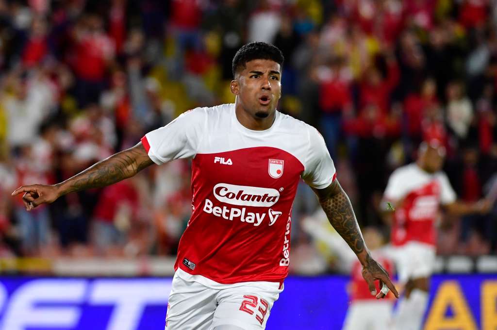 Jugador de Independiente Santa Fe durante el compromiso ante Once Caldas en el Estadio El Campin de Bogotá