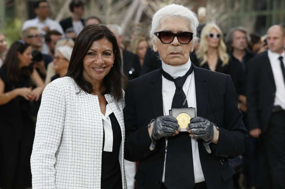 La alcaldesa de París, Anne Hidalgo & el diseñador de Chanel, Karl Lagerfeld. / AFP