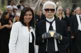 Alcaldesa de París condecoró al reconocido diseñador Karl Lagerfeld