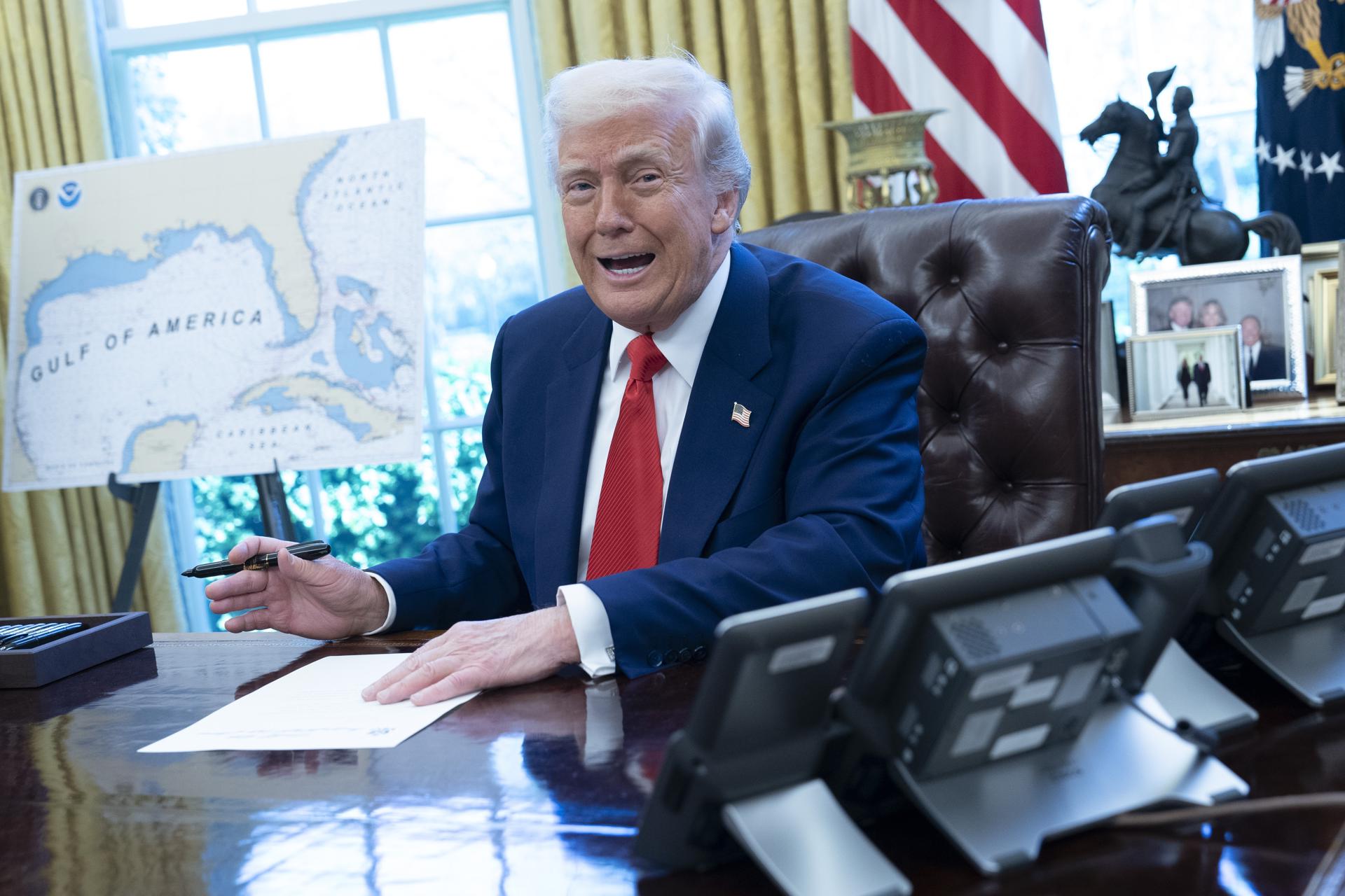 Washington (United States), 10/04/2025.- US President Donald Trump speaks to reporters as he signs a series of Executive Orders in the Oval Office of the White House in Washington, DC, USA, 09 April 2025. EFE/EPA/CHRIS KLEPONIS /POOL