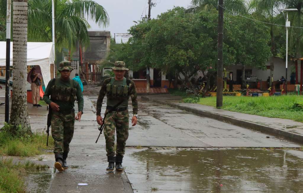 ACOMPAÑA CRÓNICA: COLOMBIA CONFLICTO - AME7632. BOJAYÁ (COLOMBIA), 08/05/2022.- Fotografía del 3 de mayo de 2022 de militares caminando en el nuevo poblado de Bojayá, departamento de Chocó (Colombia). Desde que se zarpa del puerto fluvial en Quibdó se siente la zozobra; los paramilitares controlan el río Atrato y sin su permiso no se puede navegar ni hacer casi ninguna actividad y para que nadie lo olvide han pintado sus iniciales en los muros poblados ribereños. Desde Bojayá, donde el pasado 2 de mayo se conmemoraron 20 años de esa matanza que dejó cerca de un centenar de muertos, entre ellos 48 menores de edad, Palacios denuncia que "la seguridad se ha deteriorado terriblemente" así como "la presencia de las Fuerzas Militares por el afluente del Atrato en connivencia completa y total con los grupos armados, con las AGC". EFE/ Ricardo Maldonado Rozo
