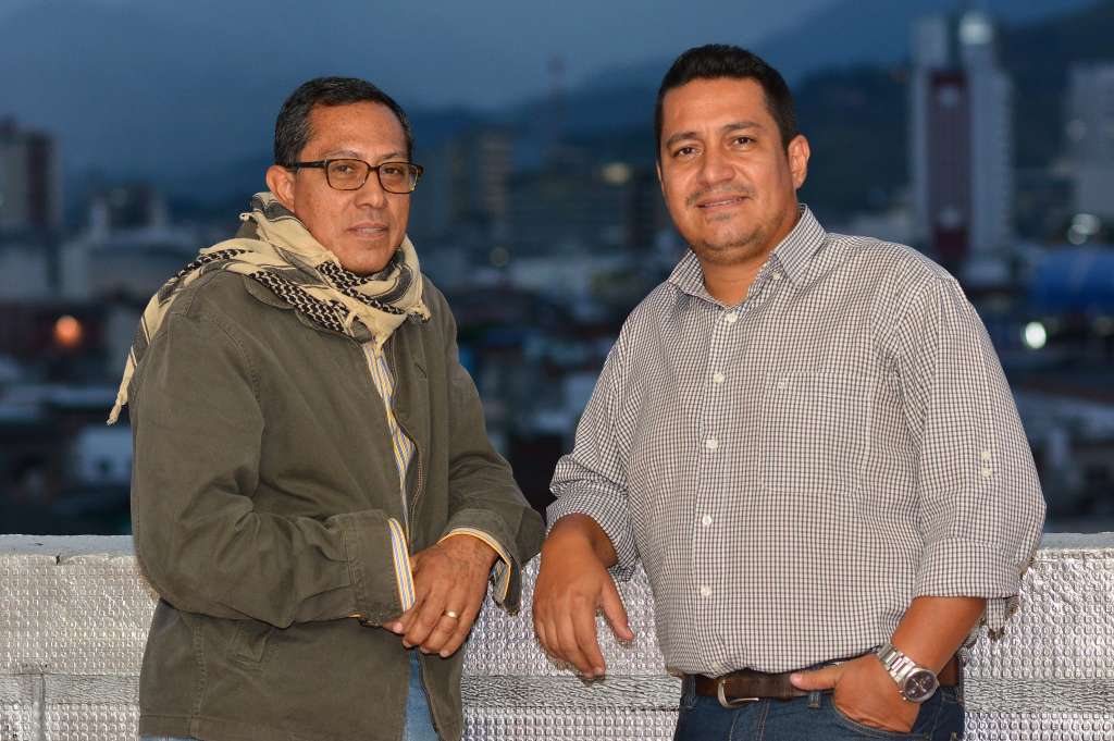 El fotógrafo Oswaldo Páez Fonseca y el periodista Hugo Mario Cárdenas. / Giancarlo Manzano - El País