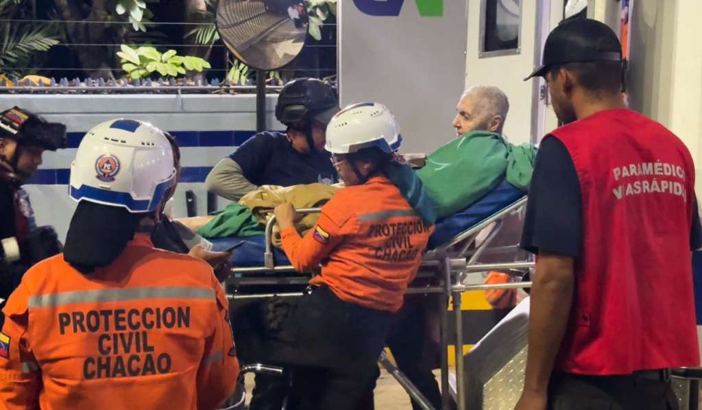 AME4193. CARACAS (VENEZUELA), 25/06/2026.- Rescatistas de Protección Civil del Chacao transportan a un rescatado del edificio Petunia tras doble terremoto este miércoles en la urbanización Los Palos Grandes en la zona este de Caracas (Venezuela). EFE/ Iván Cárdenas
