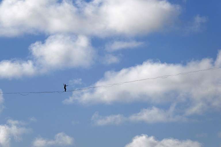 El equilibrista francés Nathan Paulin camina sobre una cuerda floja en la bahía de Le Mont Saint-Michel, en el noroeste de Francia, durante su intento de récord mundial de distancia