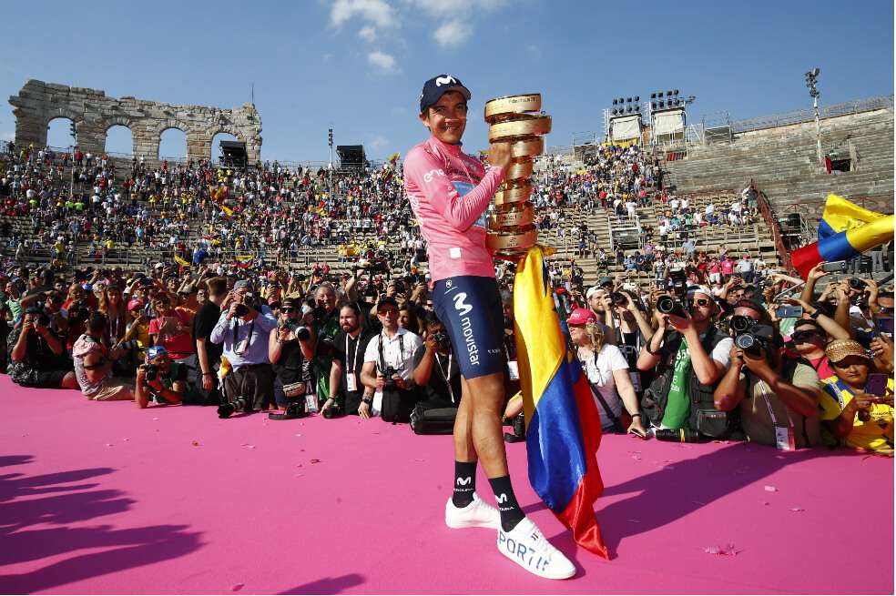 Richard Carapaz celebró en la Arena Verona, en donde terminó el Giro de Italia 2019.  / AFP