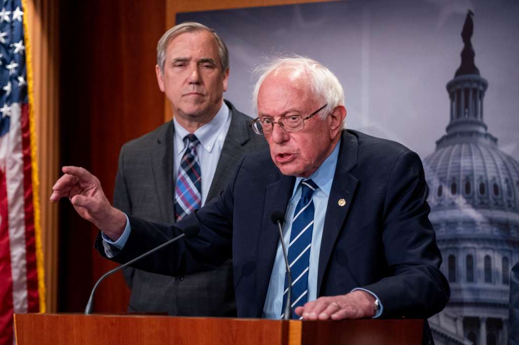 Washington (United States), 18/05/2023.- Independent Senator from Vermont Bernie Sanders (R), with Democratic Senator from Oregon Jeff Merkley (L), delivers remarks on invoking the 14th amendment in the debt ceiling negotiations during a press conference in the US Capitol in Washington, DC, USA, 18 May 2023. 11 Democratic Senators sent a letter on to President Joe Biden urging his administration to prepare to invoke the 14th Amendment to avoid a debt default. (Japón, Estados Unidos) EFE/EPA/SHAWN THEW