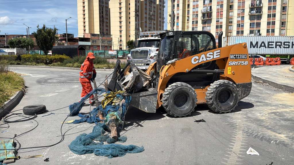 Trabajos de mitigación en la Av. Ciudad de Cali, grupo 2.