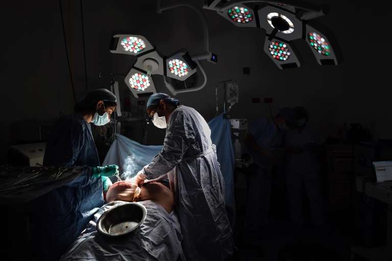 Según Carlos Ríos, cirujano estético, la cirugía abierta es el único procedimiento que puede quitar las afectaciones de los biopolímeros. En Colombia, estas cirugías oscilan hasta los $50.000.000 millones y cabe aclarar que el paciente necesita varias intervenciones.