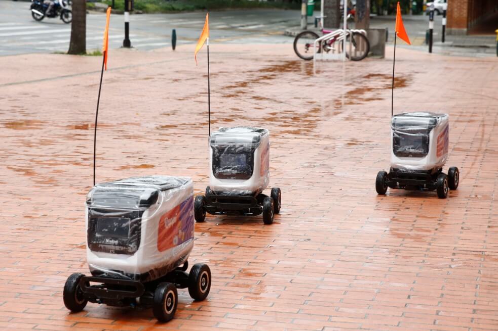 Tres robots de la compañía Kiwibot llevan domicilios este martes, en Medellín. / EFE