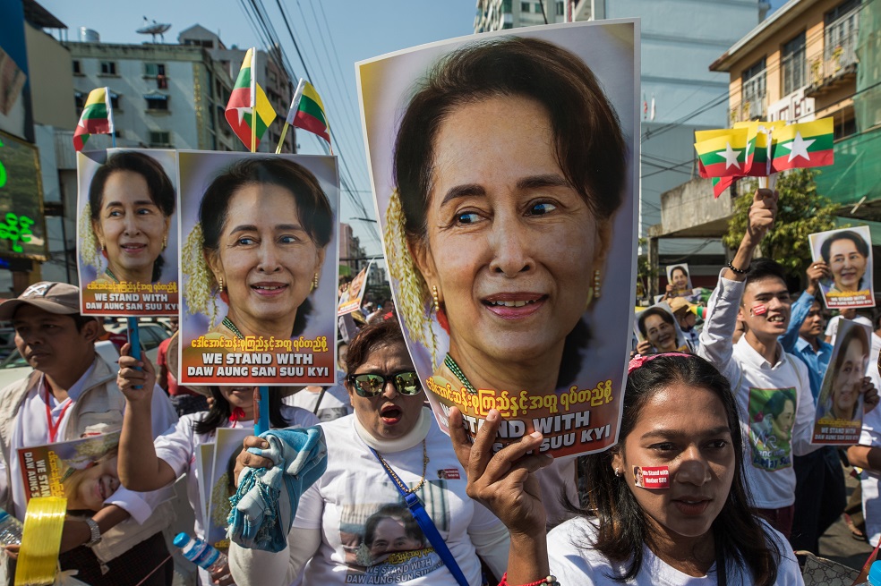 En esta foto tomada el 10 de diciembre de 2019, la gente participa en una manifestación en apoyo de la Consejera de Estado de Myanmar, Aung San Suu Kyi, mientras se prepara para defender a Myanmar en la Corte Internacional de Justicia de La Haya contra las acusaciones de genocidio contra los rohingya.