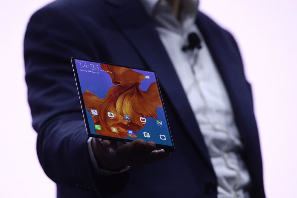 Los teléfonos plegables son vistos por la industria como una innovación capaz de reavivar el mercado de los "smartphones", que retrocedió cerca de un 4 % en 2018.
/ Josep Lago / AFP