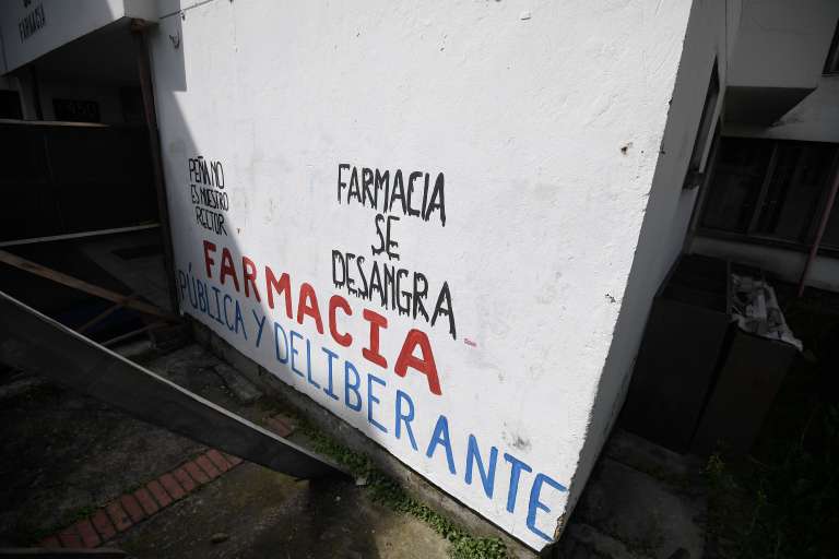 Recorrido por el departamento de Farmacia de la Universidad Nacional, sede Bogotá; se observa deterioro y grietas.