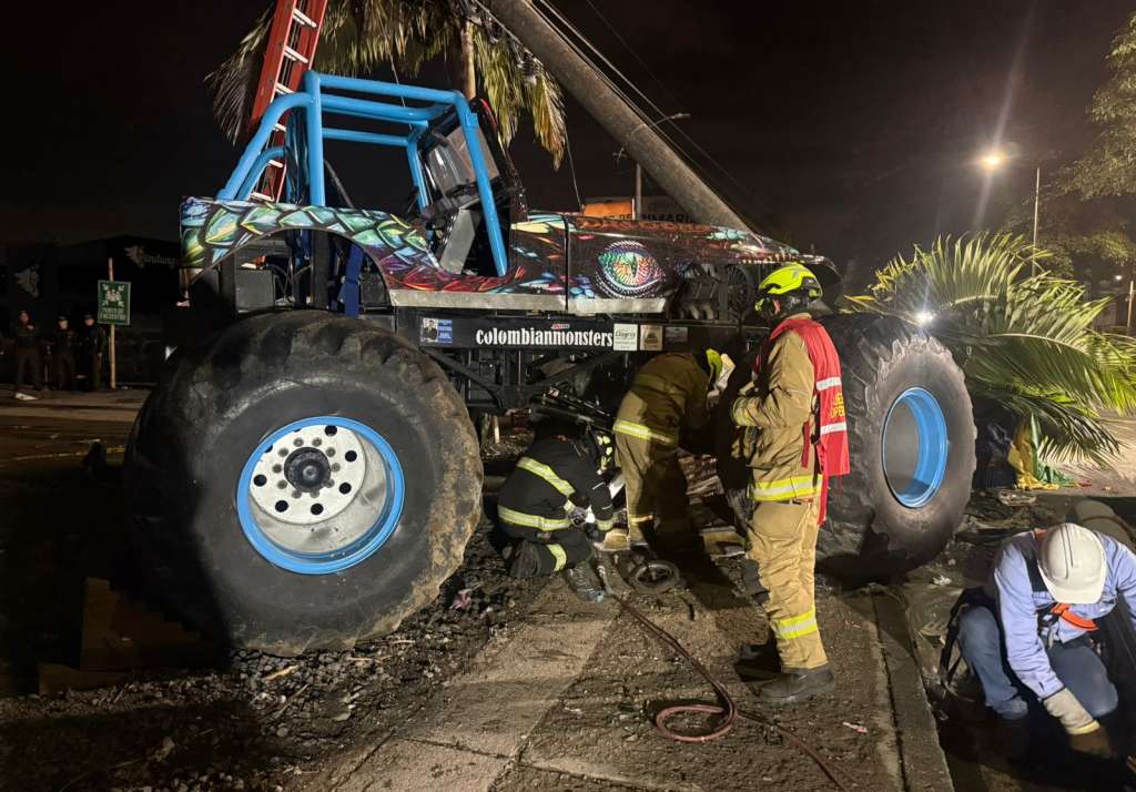 AME9213. POPAYÁN (COLOMBIA), 04/05/2026.- Fotografía del 3 de mayo de 2026 cedida por Bomberos de Popayán que muestra a sus integrantes inspeccionando una camioneta del tipo 'Monster Truck', en Popayán (Colombia). Las autoridades colombianas confirmaron la muerte de una tercera persona y decenas de heridos en un accidente con una camioneta gigante del tipo 'Monster Truck', cuya conductora perdió el control durante una exhibición el domingo y atropelló al público en la ciudad de Popayán. EFE/ Bomberos Popayán /SOLO USO EDITORIAL NO VENTAS /SOLO DISPONIBLE PARA ILUSTRAR LA NOTICIA QUE ACOMPAÑA (CRÉDITO OBLIGATORIO)
