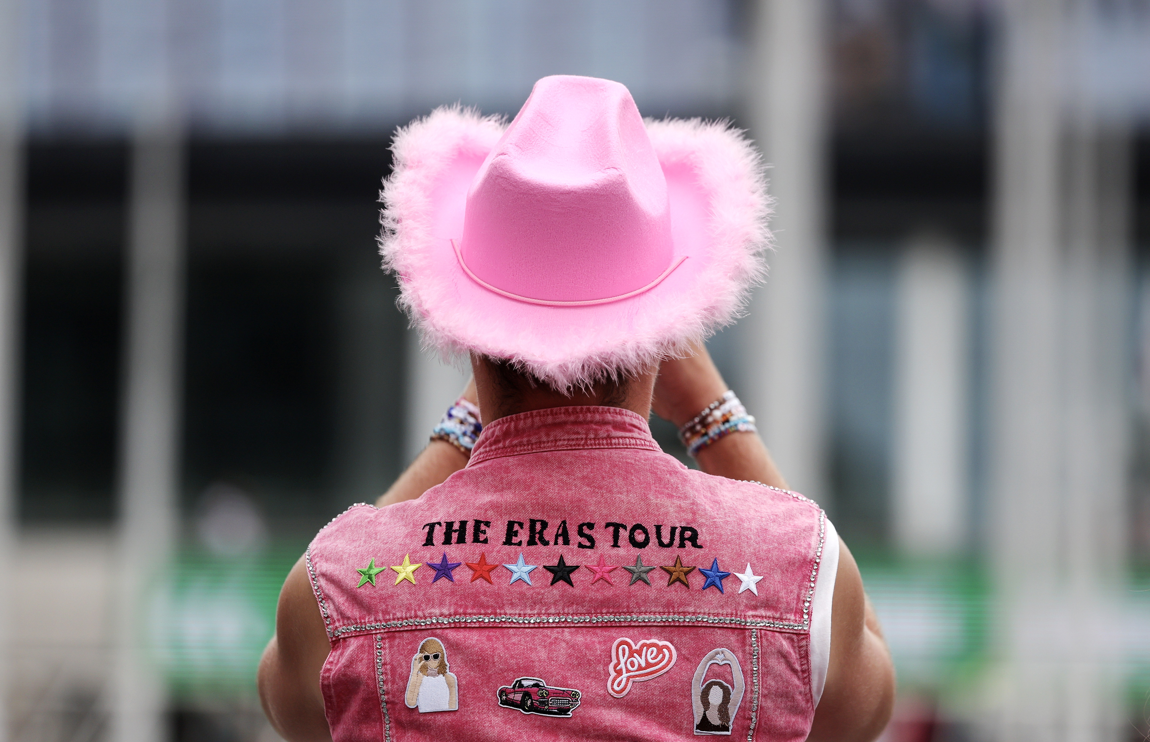 London (United Kingdom), 15/08/2024.- A Taylor Swift fan stands outside Wembley Stadium before the first of the Eras Tour concerts at Wembley Stadium, in London, Britain, 15 August 2024. The last concerts of US pop star's Eras Tour in Europe take place at London's Wembley Stadium from 15 to 20 August 2024. The concerts will go ahead amid additional security measures following the cancellation of Swift's three shows in Vienna earlier in August 2024. London Metropolitan Police's spokesperson had said that 'There is nothing to indicate that the matters being investigated by the Austrian authorities will have an impact on upcoming events here in London.' (Reino Unido, Londres, Viena) EFE/EPA/ANDY RAIN