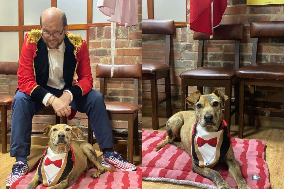 Imagen de Daniel Samper Ospina y su perro Serafín.