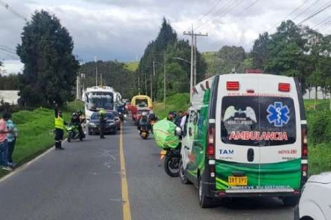 Murió mujer ciclista arrollada por conductor de grúa que la quiso adelantar