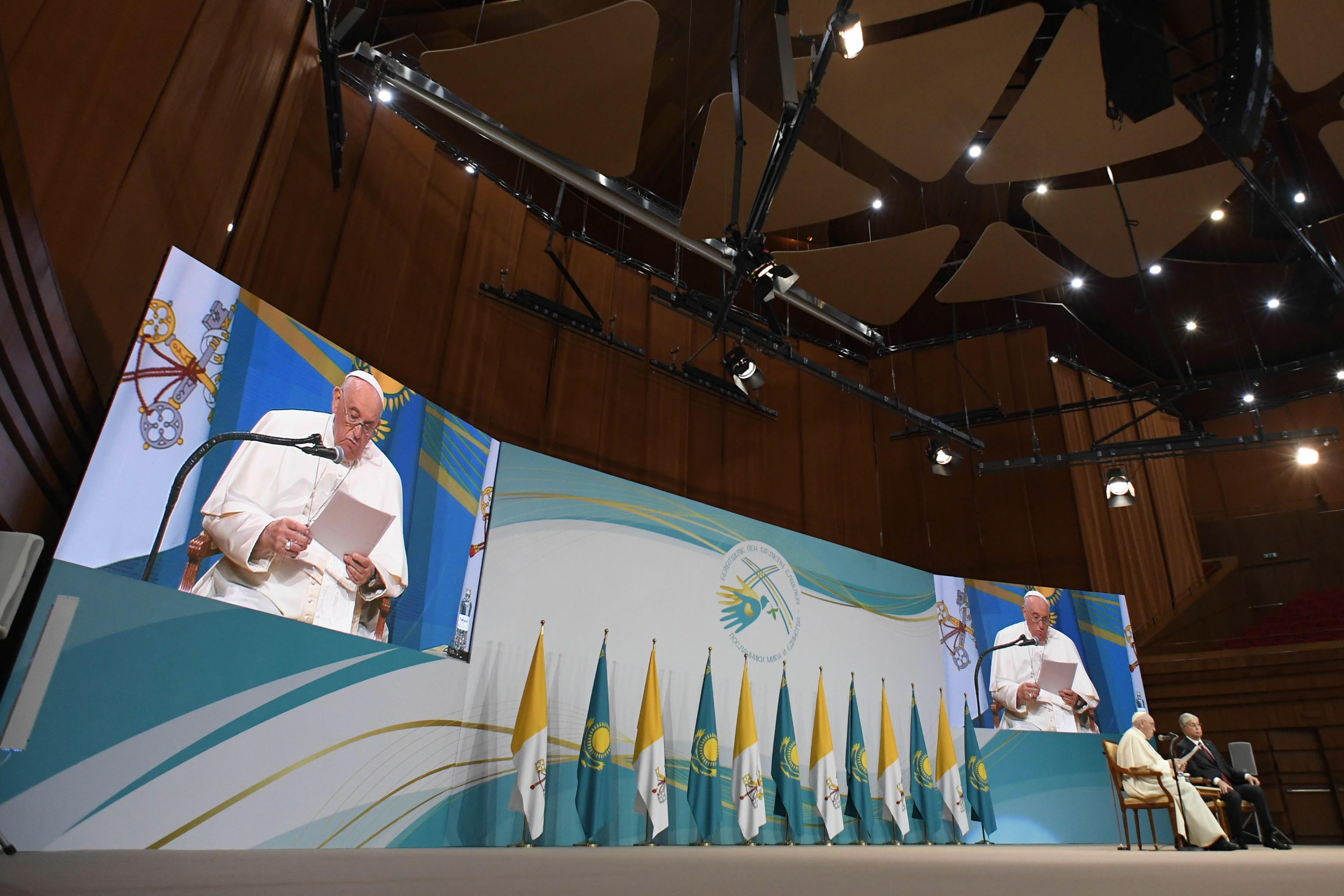 Nur-sultan (Kazakhstan), 13/09/2022.- A handout picture provided by the Vatican Media shows Pope Francis during the welcome ceremony with Kazakh President Kassym-Jomart Tokayev at the Presidential Palace in Nur-Sultan, Kazakhstan, 13 September 2022. The Pope is planned to meet with President Tokayev and hold a meeting with participants in the VII Congress of Leaders of World and Traditional Religions. (Papa, Kazajstán) EFE/EPA/VATICAN MEDIA HANDOUT HANDOUT EDITORIAL USE ONLY/NO SALES