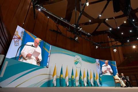 Teniendo a la guerra de Ucrania de fondo, el papa Francisco llegó a Kazajistán