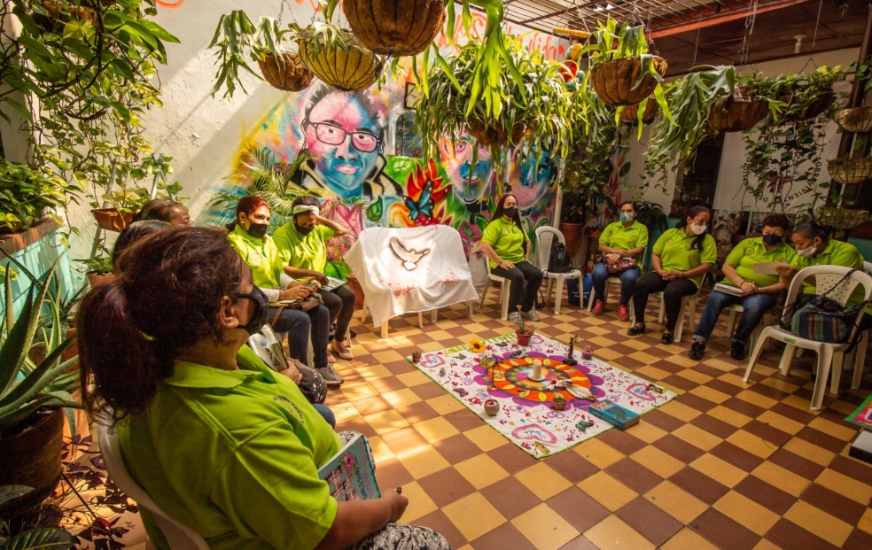 imagen de mujeres reunidas en patio e una casa