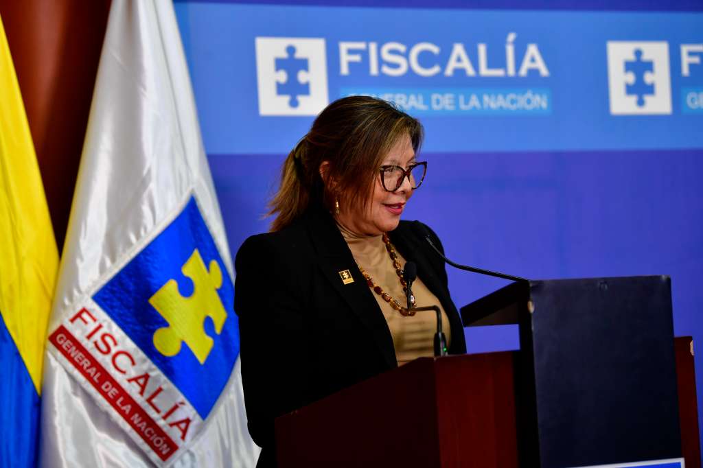Fiscal General de la Nación durante el acto de perdón a Gustavo Sastoque Alfonso, víctima de montaje judicial por el asesinato de Hernando Pizarro