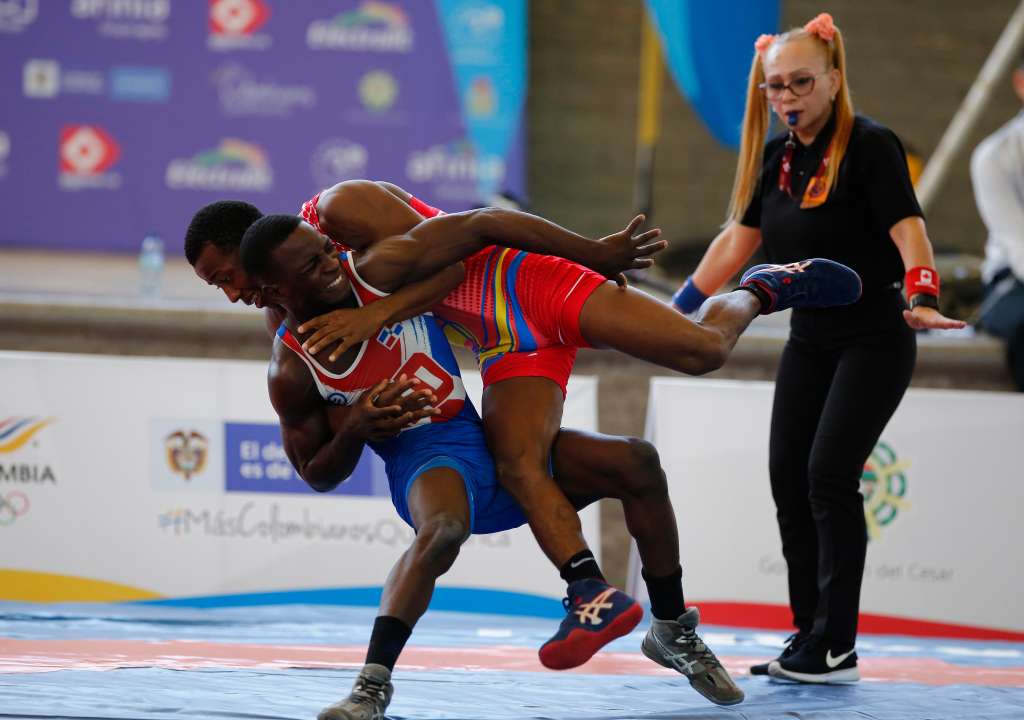 MED111. VALLEDUPAR (COLOMBIA), 03/07/2022.- Jeremy Renzo Peralta (d) de Ecuador combate con Maikol Josefa de R. Dominicana hoy, en lucha greco 60kg en los XIX Juegos Bolivarianos en Valledupar (Colombia). EFE/Luis Eduardo Noriega A.