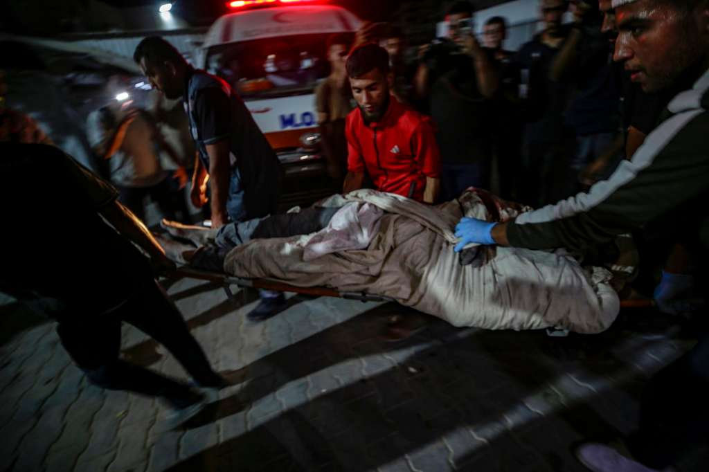 GAZA CITY (---), 19/10/2025.- The body of a man is delivered to Al Shifa hospital following an Israeli air strike at Al Andalousia Building in the west of Gaza City, 19 October 2025. According to the Palestinian Ministry of Health in Gaza, at least one Palestinian was killed and several others wounded in the attack. EFE/EPA/MOHAMMED SABER