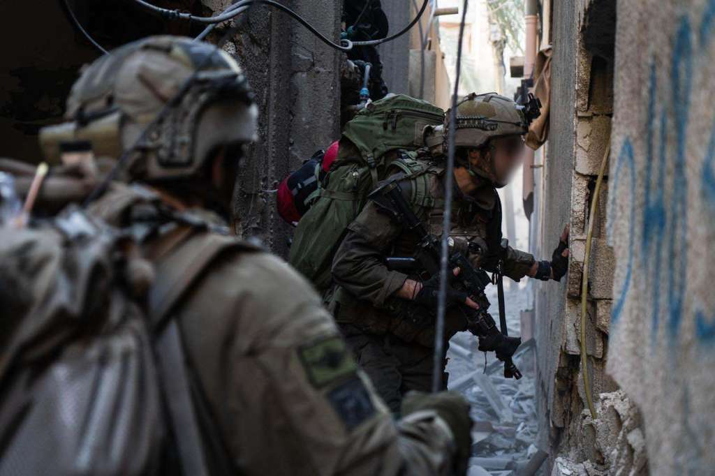 GAZA, 14/02/2024.- Fotografía facilitada por las Fuerzas de Defensa Israelíes (FDI, en español; IDF, por sus siglas en inglés) que muestra unos militares israelíes durante una incursión en Gaza, El Ejército israelí sigue combatiendo en la zona sur de Jan Yunis y en el centro de la franja de Gaza, donde realizaron actividades operativas durante las cuales eliminaron a diez terroristas", dijo un portavoz militar en un comunicado. EFE/ Fuerzas de Defensa Israelíes (FDI) / ***SOLO USO EDITORIAL/SOLO DISPONIBLE PARA ILUSTRAR LA NOTICIA QUE ACOMPAÑA (CRÉDITO OBLIGATORIO)***
