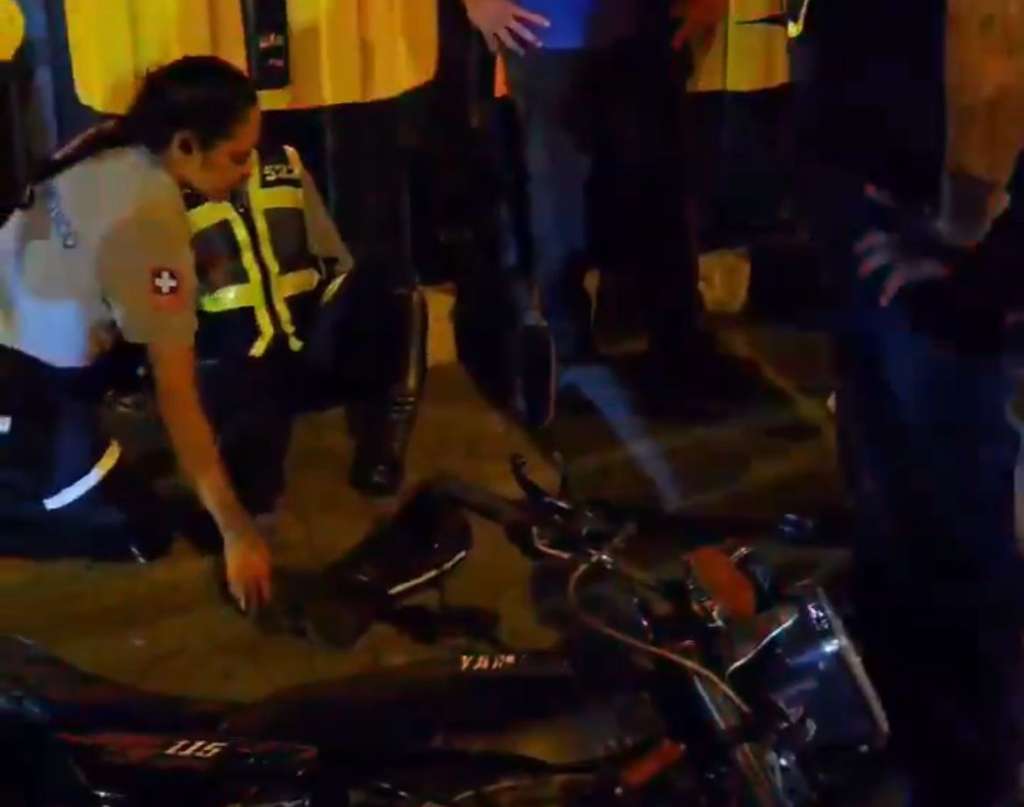 El motociclista no quiso detenerse por tener documentos vencidos y arrolló a la agente de tránsito.