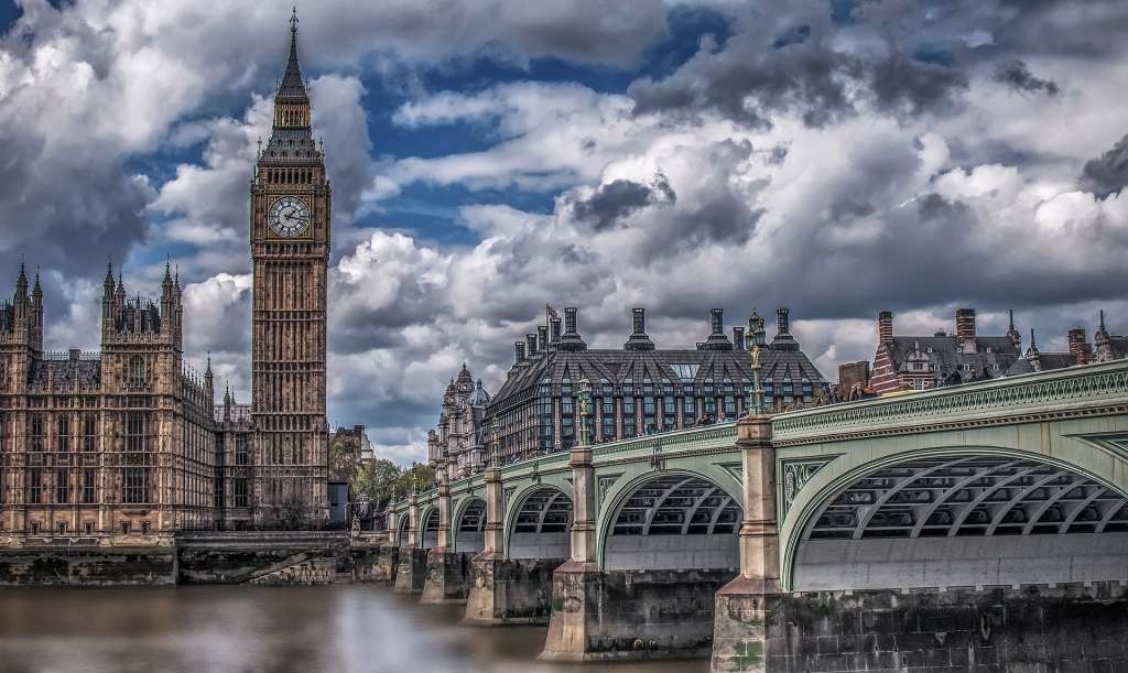 Inglaterra da su mayor paso hasta ahora en la desescalada con la reapertura de pubs y restaurantes, hoteles y campings, cines y museos.