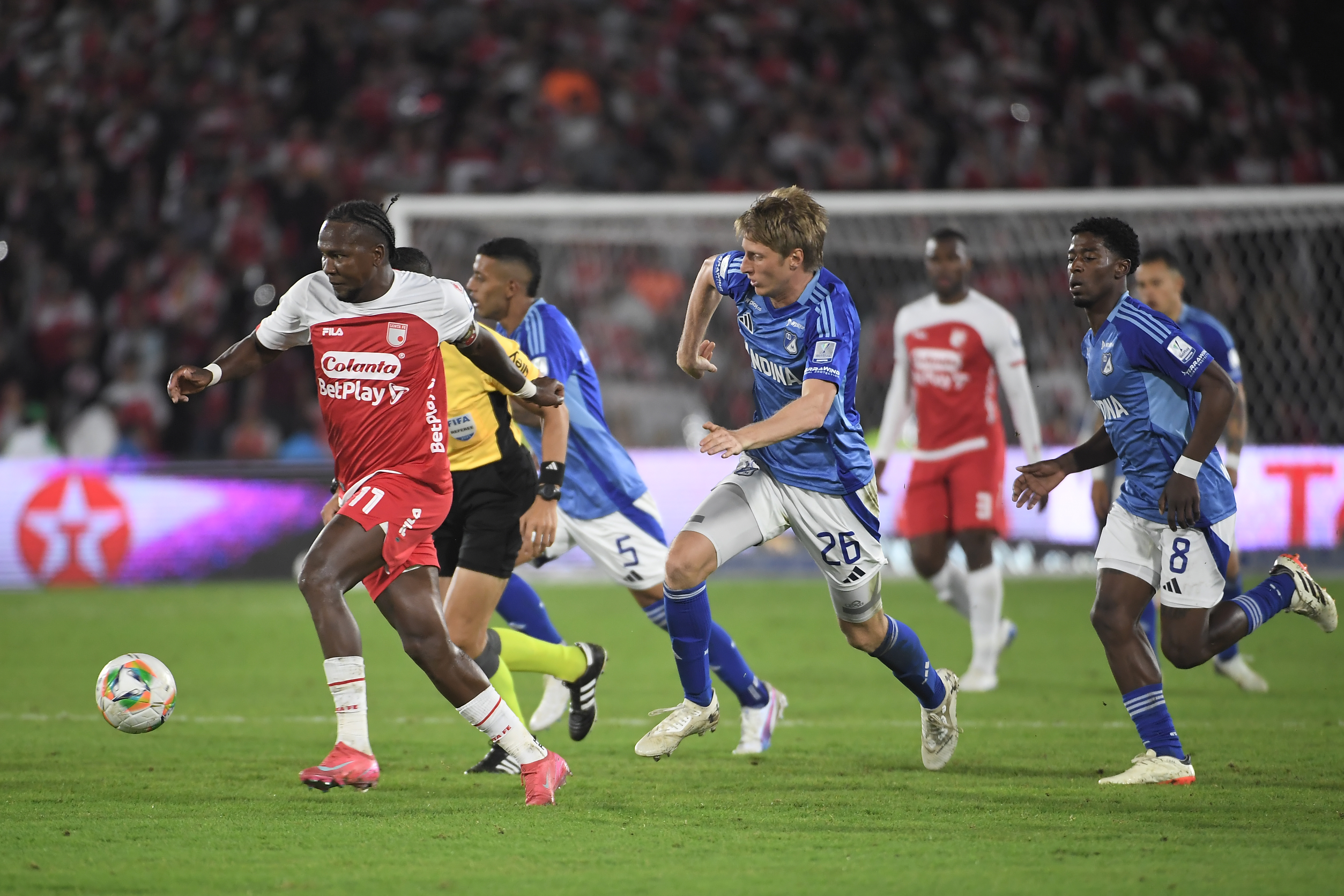 Jugador de Santa Fe durante el compromiso ante Millonarios en el Estadio El Campin de Bogotá, clásico capitalino con fecha adelantada por la jornada 17 de la Liga BetPlay