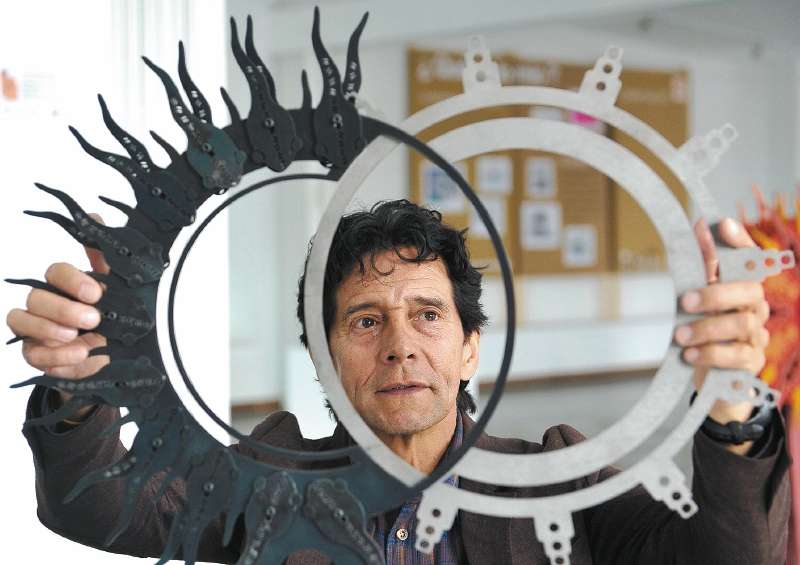 Wilfredo Barbosa con una de sus esculturas, “Chiez amuyhyzynzuca” (vocablo muisca), en español: Eclipse. / Fotos: Gustavo Torrijos