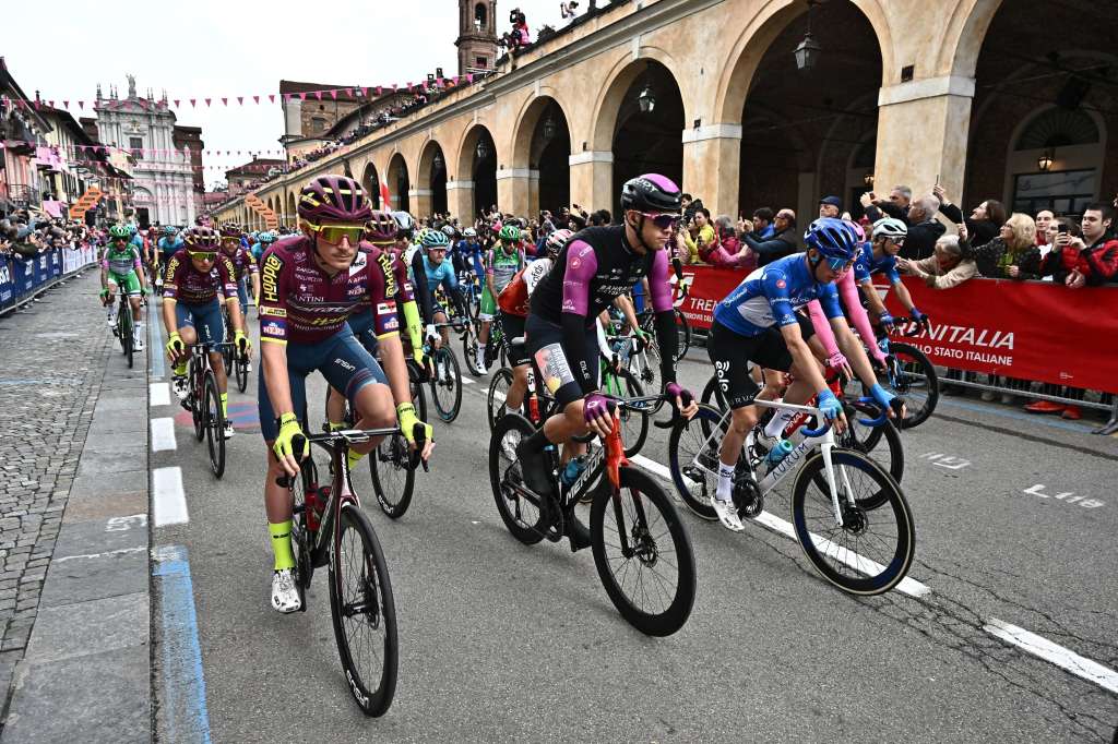 Bra (Italy), 18/05/2023.- The pack of riders at the departure of the twelveth stage of the 2023 Giro d'Italia cycling race over 179 km from Bra to Rivoli, Italy, 18 May 2023. (Ciclismo, Italia) EFE/EPA/LUCA ZENNARO