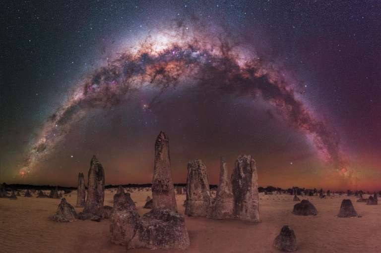 “La Vía Láctea arqueándose sobre el Desierto de los Pináculos”, en Parque Nacional Nambung, Australia.