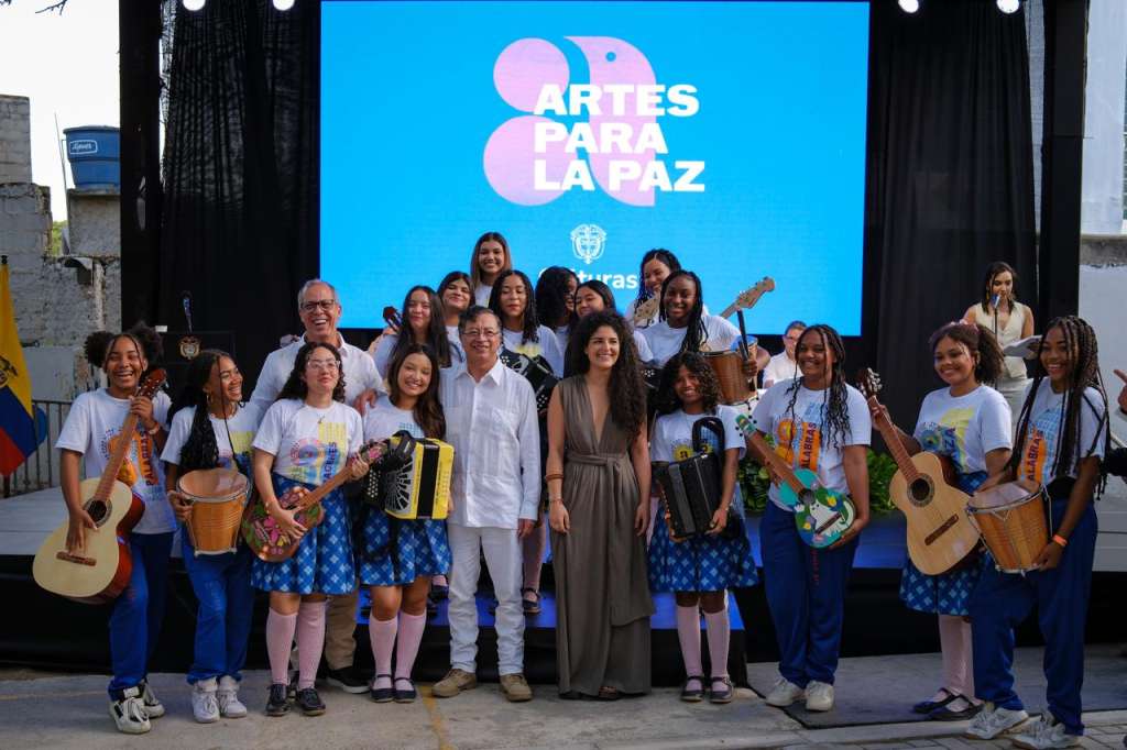 La entrega de los instrumentos se realizó en la Institución Educativa Distrital (IED) Magdalena, en el centro de Santa
Marta.