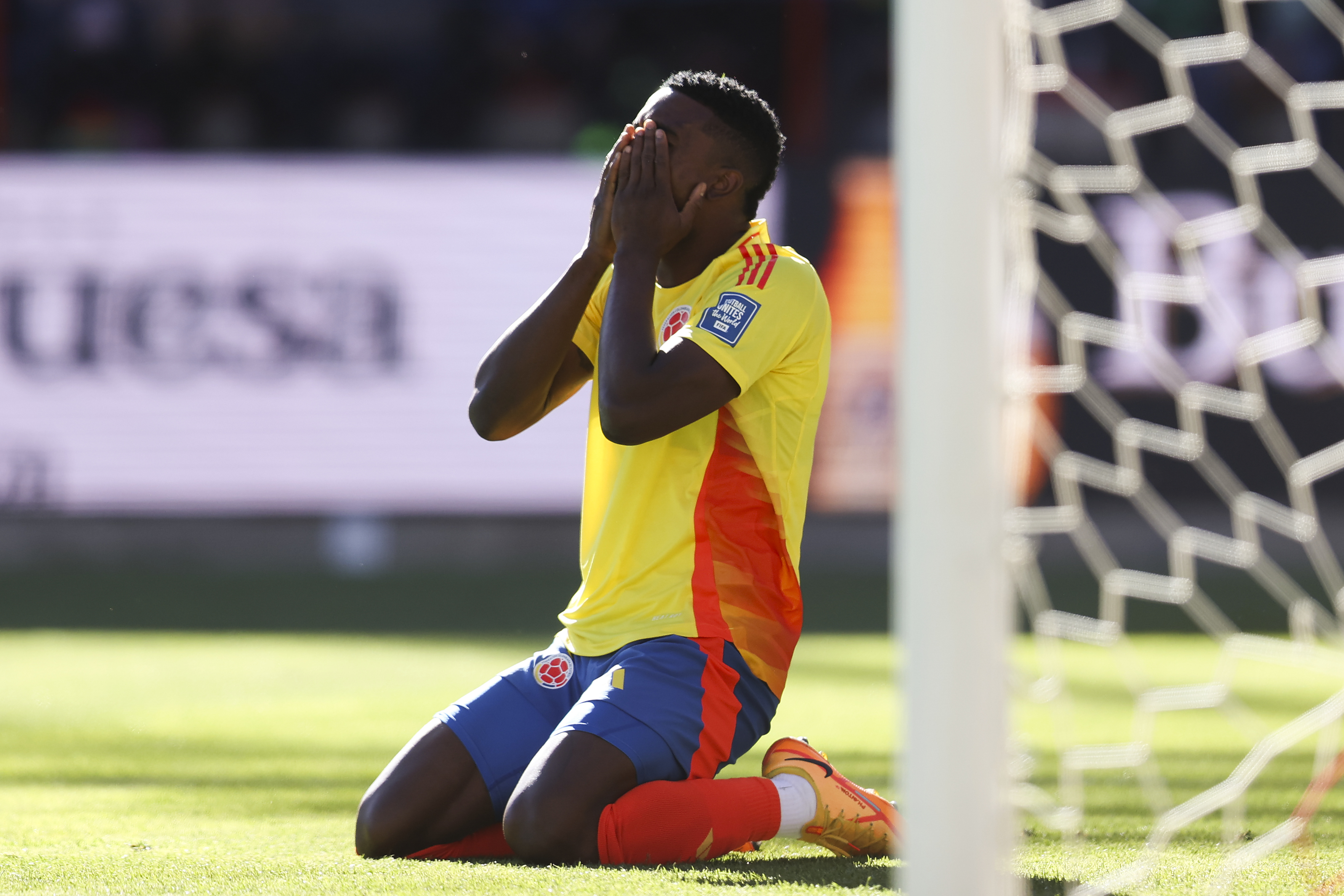 AMDEP8523. EL ALTO (BOLIVIA), 10/10/2024.- Jhon Córdoba de Colombia se lamenta al fallar un gol este jueves, en un partido de las eliminatorias sudamericanas para el Mundial de 2026 entre Bolivia y Colombia en el estadio Municipal en El Alto (Bolivia). EFE/ Luis Gandarillas