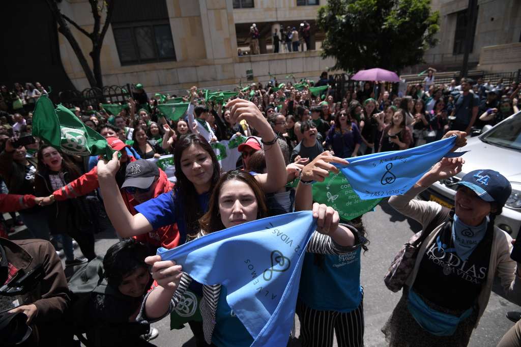 Manifestaciones de grupos a favor y en contra del aborto, realizado a las afueras del Palacio de Justicia en apoyo a sus movimientos, mientras se lleva a cabo el debate en la Corte Constitucional.