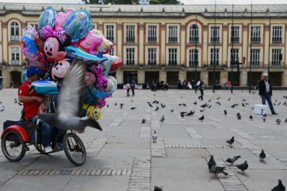 Prohiben inflar globos con gas diferente al helio. / Bloomberg News