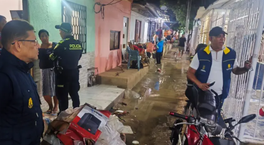 El agua alcanzó un metro de altura dentro de varias viviendas, dejando pérdidas de colchones, electrodomésticos y enseres.