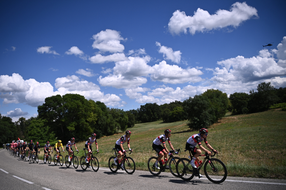 Los corredores en el transcurso de la etapa 12 del Tour de Francia 2021.