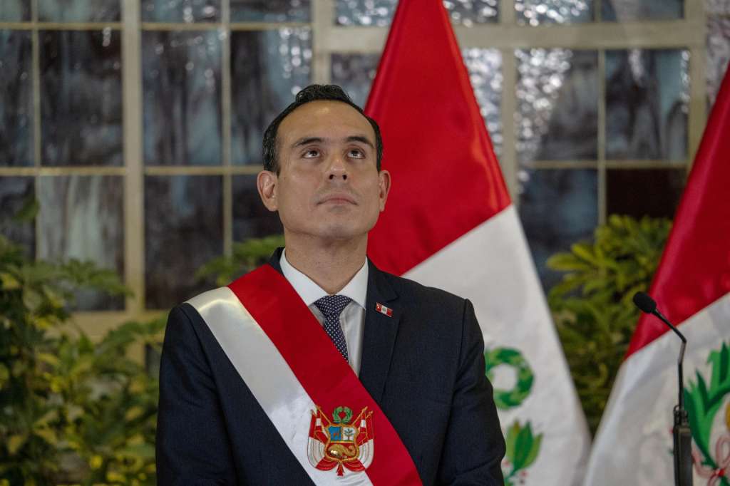 AME8068. LIMA (PERÚ), 14/10/2025.- El presidente de Perú, José Jerí, posa durante la ceremonia de nombramiento de los integrantes del Gobierno de transición de Perú este martes, en el Palacio de Gobierno de Lima (Perú). El abogado constitucionalista Ernesto Álvarez Miranda, de 64 años, fue nombrado primer ministro del Gobierno de transición de Perú, que preside desde el pasado viernes el abogado y legislador José Jerí en reemplazo de Dina Boluarte, quien fue destituida por el Congreso. EFE/ John Reyes Mejia