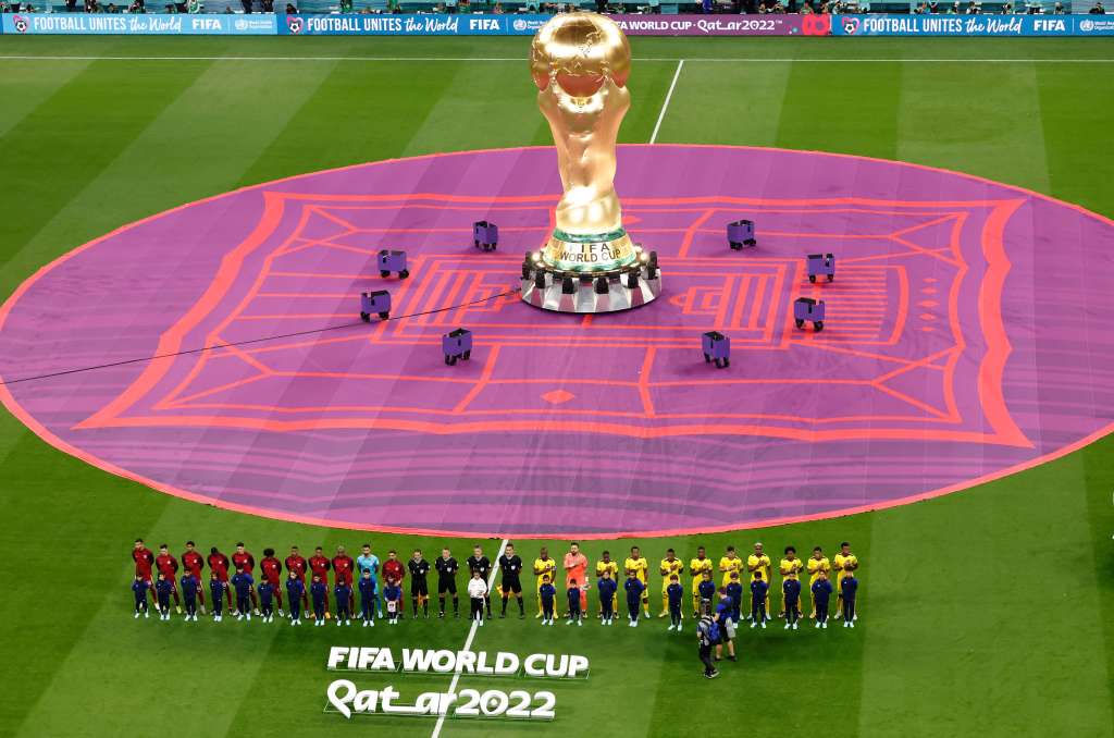 GR7031. AL KHOR (CATAR), 20/11/2022.- Jugadores de Catar y Ecuador forman hoy, previo al partido inaugural del Mundial de Fútbol Qatar 2022, en el estadio Al Bait en Al Khor (Catar). El Mundial de Qatar 2022 se realiza del 20 de noviembre al 18 de diciembre de 2022. EFE/ Esteban Biba