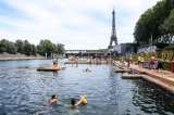 En imágenes: París reabre el Sena a los bañistas tras cien años de espera