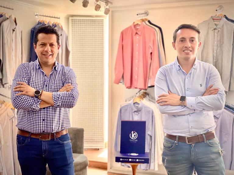 Confeccionan y venden camisas para hombre en una experiencia 100% digital
