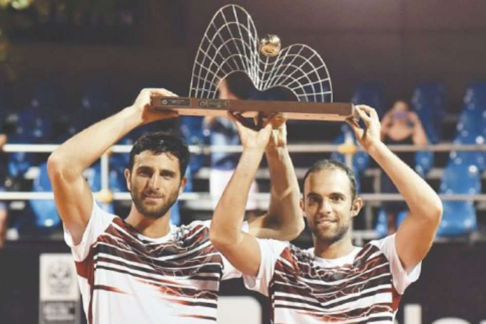 Robert Farah y Juan Sebastián Cabal (der.) levantan el trofeo de campeones del ATP 500 de Río. / Cortesía Río Open 2016