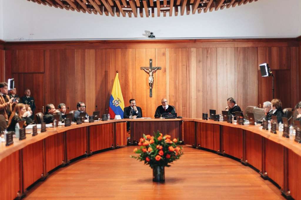 AME4271. BOGOTÁ (COLOMBIA), 03/09/2026.- Fotografía cedida por la Presidencia de Colombia del mandatario Abelardo De la Espriella (c-i) asistiendo a una reunión en la Corte Suprema de Justicia este jueves en Bogotá (Colombia). La frase "Viva Cristo Rey" y la presencia de la religión en actos del Gobierno colombiano hacen parte del sello que el presidente, Abelardo de la Espriella, está imponiendo a su mandato, lo que ha abierto un debate sobre si el mandatario está vulnerando la neutralidad religiosa del Estado. EFE/ Presidencia de Colombia /SOLO USO EDITORIAL NO VENTAS/SOLO DISPONIBLE PARA ILUSTRAR LA NOTICIA QUE ACOMPAÑA (CRÉDITO OBLIGATORIO)
