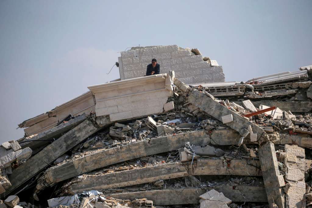 Al Nuseirat Camp (-), 28/02/2024.- A Palestinian man stands on top of the rubble of his destroyed house in the east of Al Nuseirat refugee camp, central Gaza Strip, 28 February 2024, following Israeli air strikes. More than 29,900 Palestinians and over 1,300 Israelis have been killed, according to the Palestinian Health Ministry and the Israel Defense Forces (IDF), since Hamas militants launched an attack against Israel from the Gaza Strip on 07 October 2023, and the Israeli operations in Gaza and the West Bank which followed it. EFE/EPA/MOHAMMED SABER